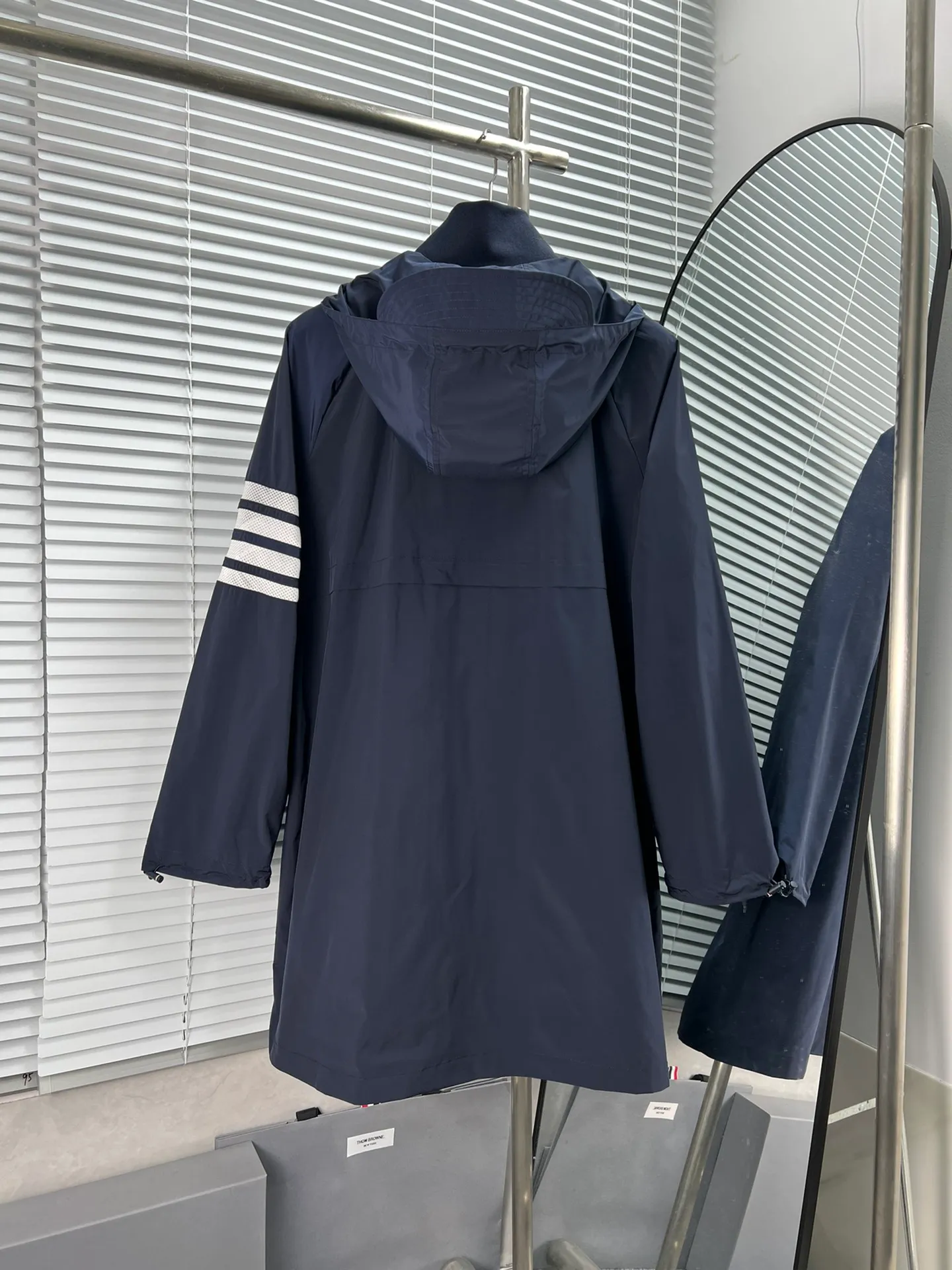 THOM BROWNE🇳🇱 ，Classic ， 。 TB ， White ， ， 。 ：Navy Blue、 Green Sizes：1-4